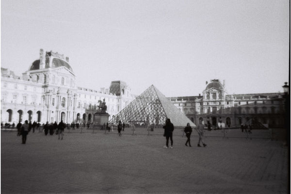 Simple Use Reloadable Film Camera Black & White