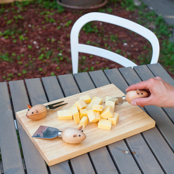 Cheeseboard With Mouse Knives