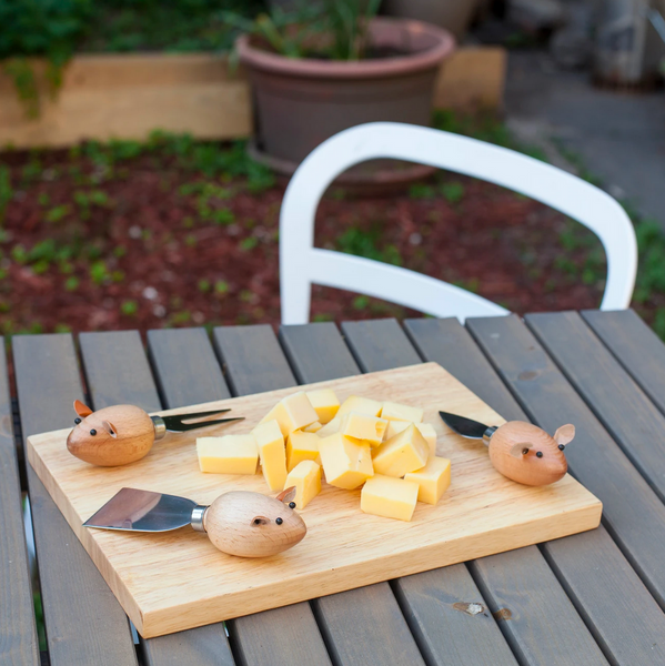 Cheeseboard With Mouse Knives